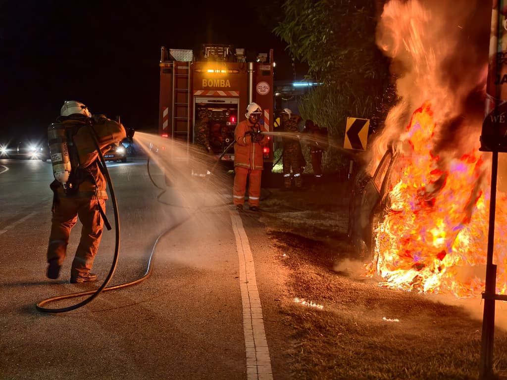 豪华轿车打扪起火　车身烧毁八成无人伤