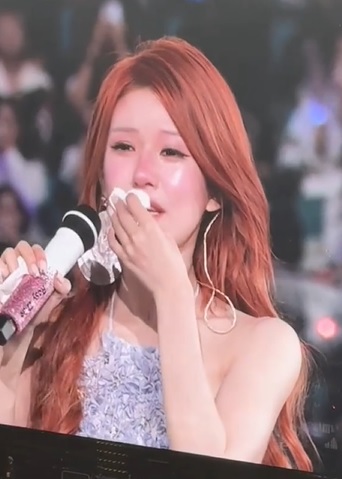 赵露思27岁生日会爆哭 泪吐：以为无法再当演员