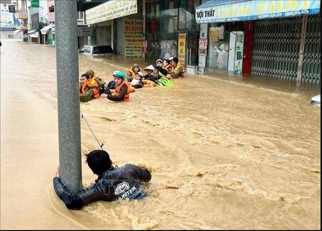 越南严重洪灾102人死亡失踪 数万户被淹 经济损失恐达14亿