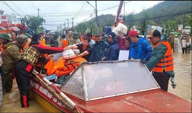 越南严重洪灾102人死亡失踪 数万户被淹 经济损失恐达14亿