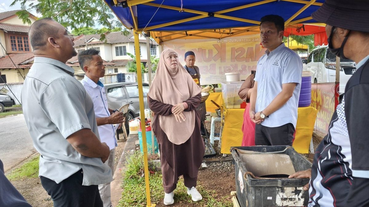 路旁摆摊阻碍交通,IM2睦邻计划促小贩搬迁。
