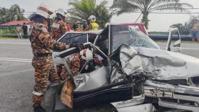 车祸后司机夹车内 消拯员协助解困