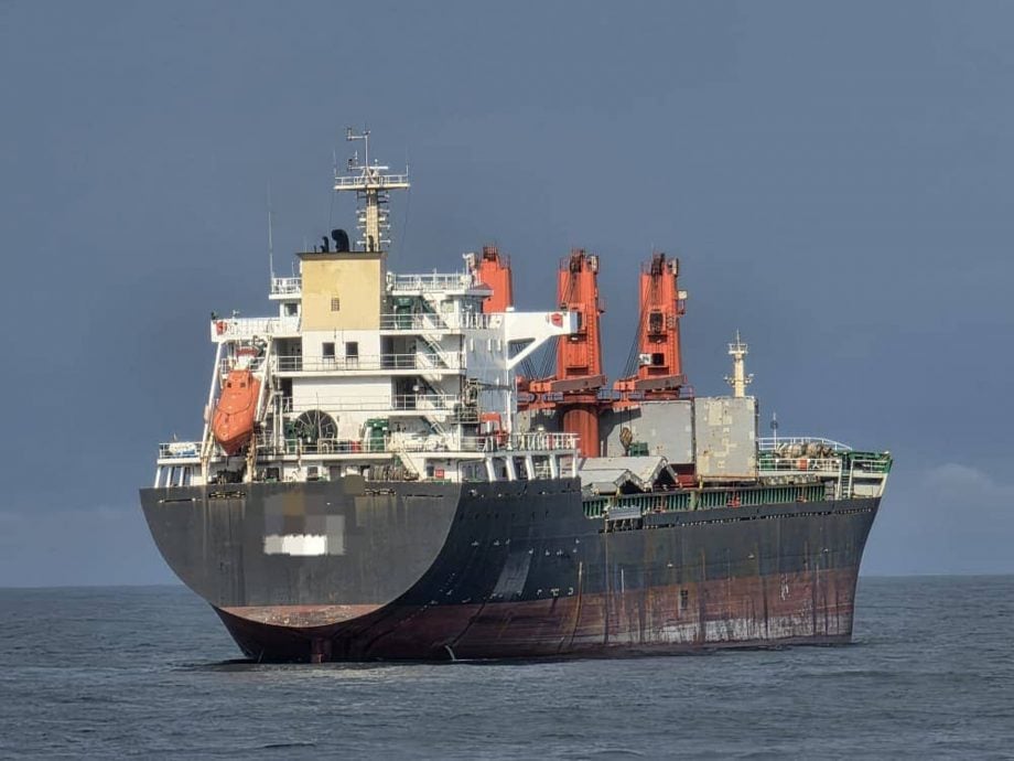 载有中国籍船员商船 违法停泊遭扣押