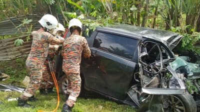 轿车与快递公司罗里相撞 1死1重伤