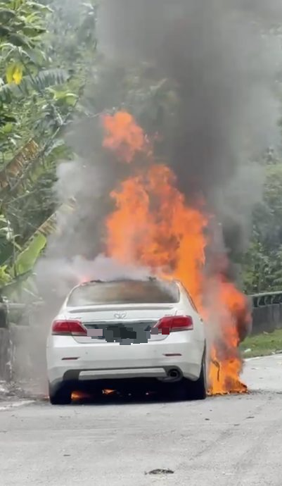 轿车山边失火 未知死伤