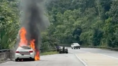 轿车山边失火 伤亡未知