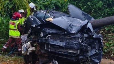 轿车猛撞电灯柱坠山坡 28岁司机遭压毙命