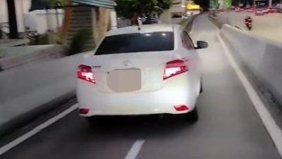 轿车驶入摩托道遭公审 网民激辩:公然违规还是走错路?