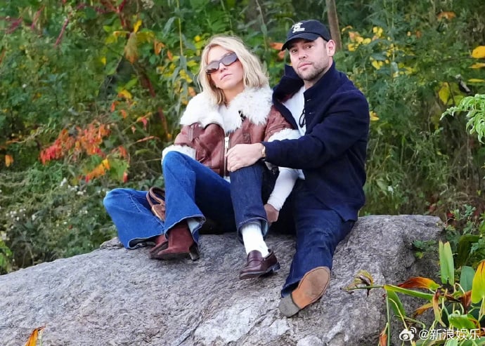 辛德妮公园热吻小贾前经纪人 被网吐槽：摆拍！