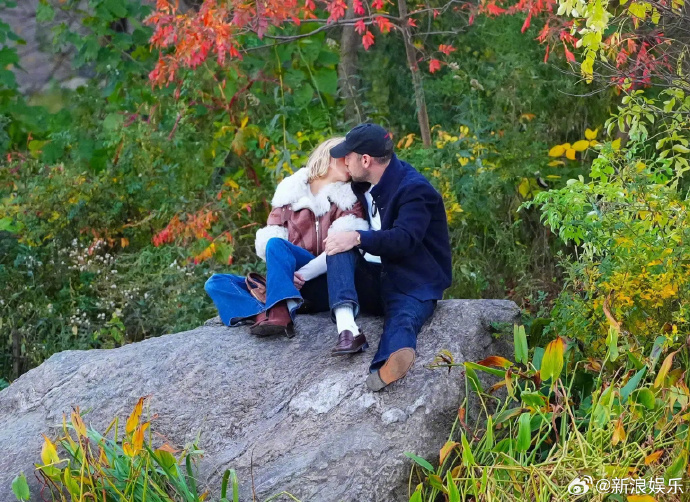 辛德妮公园热吻小贾前经纪人 被网吐槽：摆拍！