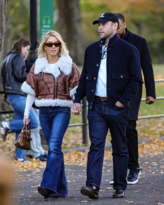 辛德妮公园热吻小贾前经纪人 被网吐槽：摆拍！