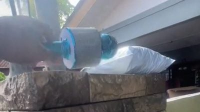 这样送货太有排场！外送员拿麦高喊 ：“包裹到了！”