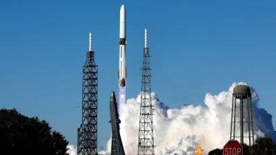 追赶马斯克！贝佐斯旗下“新格伦号”助推器首度成功回收