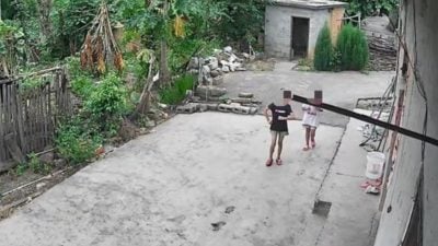 男婴遭未满12岁邻居抱摔踩踏致死 家属不满刑责无从追究未获赔