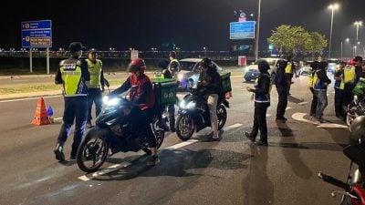 送餐员未缴路税  外籍人无照驾驶   甲JPJ 执法充公2摩托