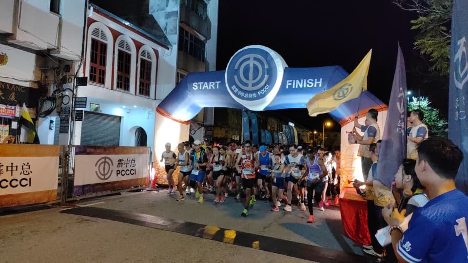 逾1300人霹中总118传承商跑 市区晨跑展现活力
