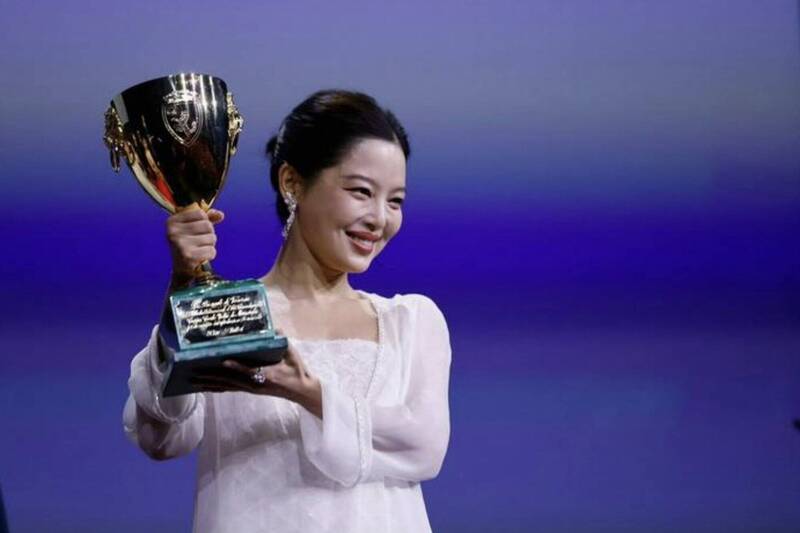 郝蕾疑嘲讽威尼斯影展乱颁影后 辛芷蕾“6连问”反击