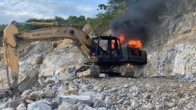 采石场挖泥机起火  毁70% 无人伤亡