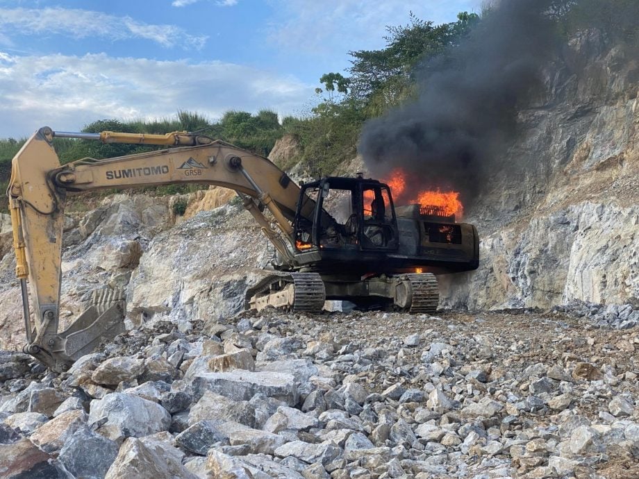 采石场挖泥机起火  毁70% 无人伤亡