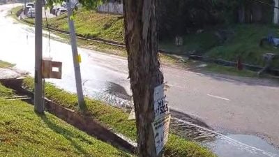 重型罗里经常停路旁　新那旺工业区沟渠崩塌路损