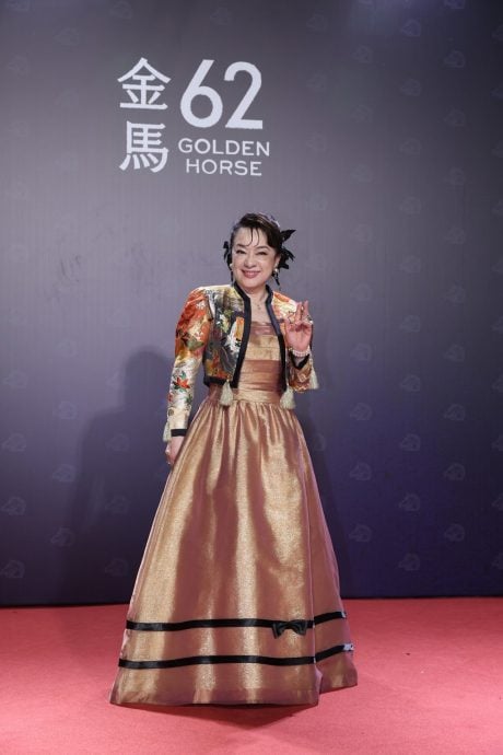 金马62 | 75岁翁倩玉穿自行设计礼服 容光焕发优雅登场