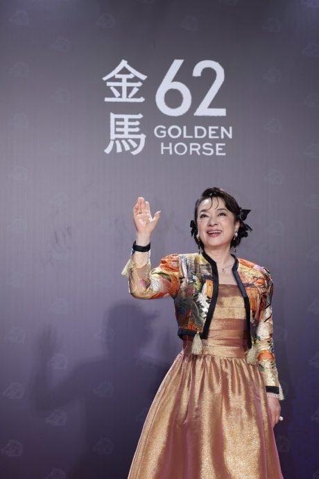 金马62 | 75岁翁倩玉穿自行设计礼服 容光焕发优雅登场