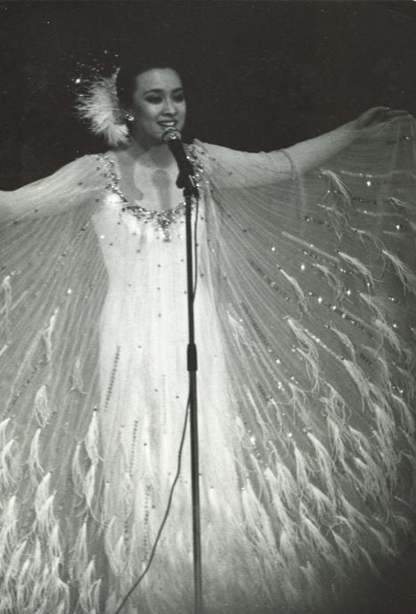 金马62 | 75岁翁倩玉穿自行设计礼服 容光焕发优雅登场