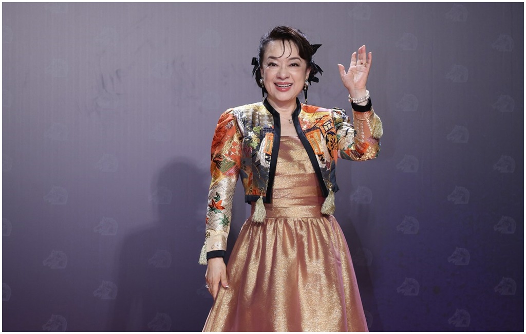 金马62 | 75岁翁倩玉穿自行设计礼服 容光焕发优雅登场