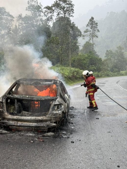 金马仑往新邦波赖路 豪车90%烧毁