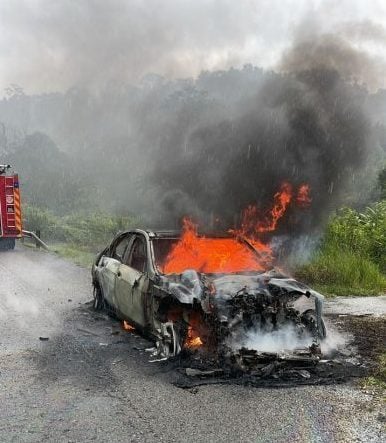 金马仑往新邦波赖路 豪车90%烧毁