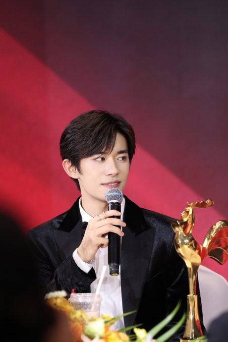 金鸡奖|24岁易烊千玺膺最年轻影帝　当场被催婚害羞结巴回应