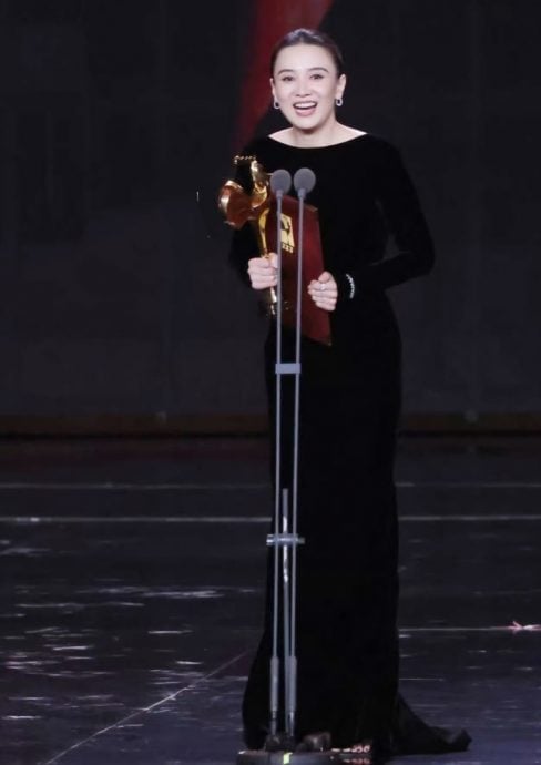 金鸡奖|24岁易烊千玺膺最年轻影帝　当场被催婚害羞结巴回应