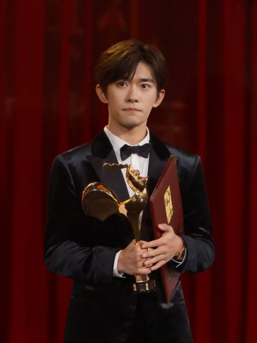 金鸡奖|24岁易烊千玺膺最年轻影帝　当场被催婚害羞结巴回应