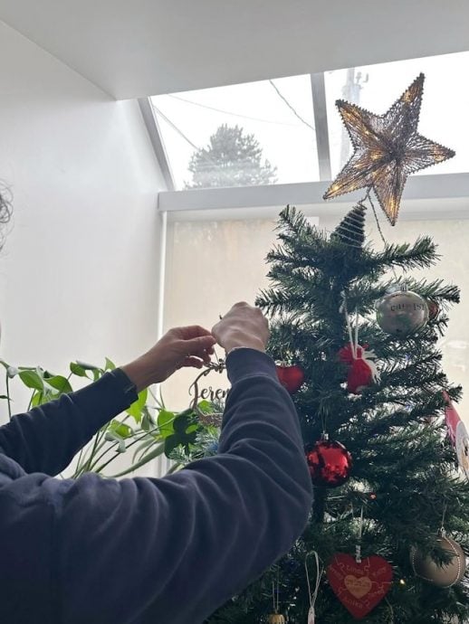 锺嘉欣全家布置圣诞树　老公“出镜”粉碎婚变传闻