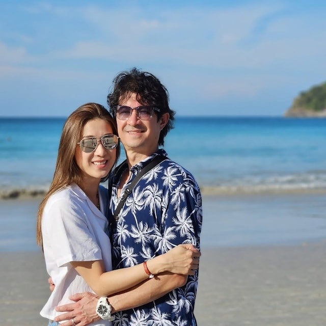 锺嘉欣全家布置圣诞树　老公“出镜”粉碎婚变传闻