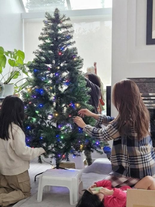 锺嘉欣全家布置圣诞树　老公“出镜”粉碎婚变传闻