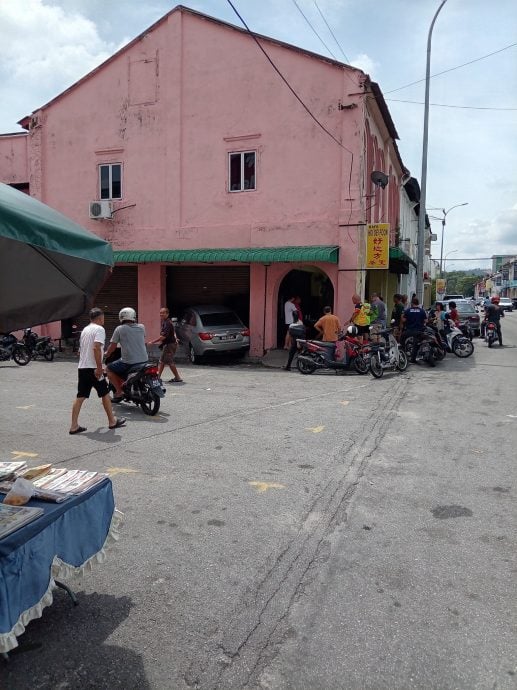 长者驾车猛撞茶室 店铺关门无人伤