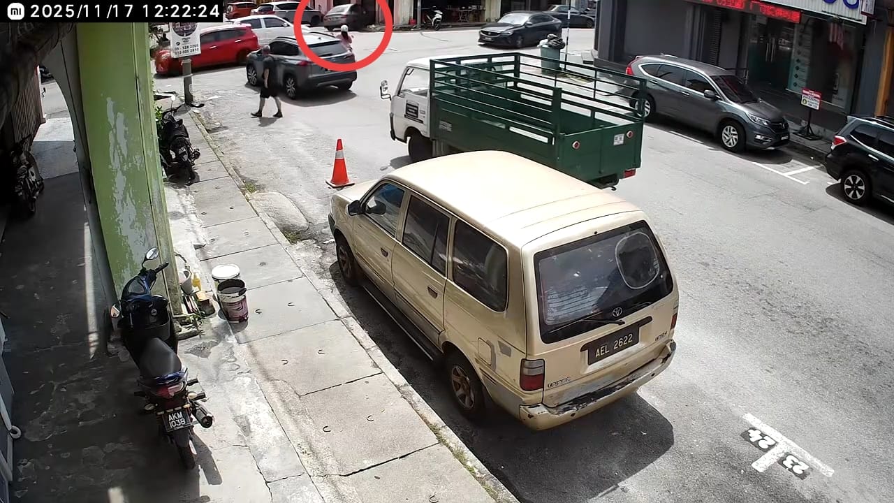 长者驾车猛撞茶室 店铺关门无人伤