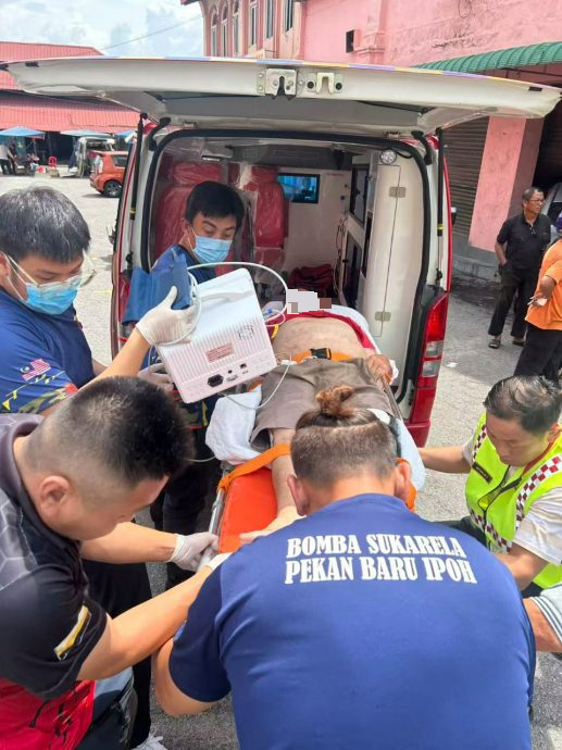 长者驾车猛撞茶室 店铺关门无人伤