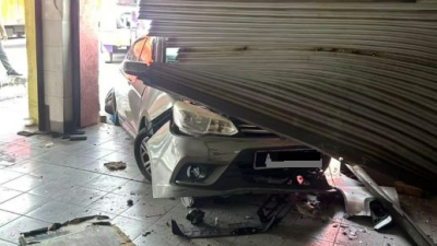 长者驾车猛撞茶室  店铺关门无人伤