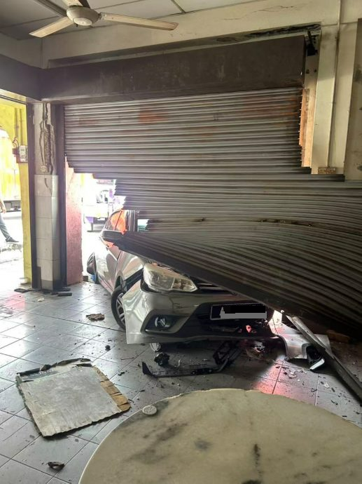 长者驾车猛撞茶室 店铺关门无人伤