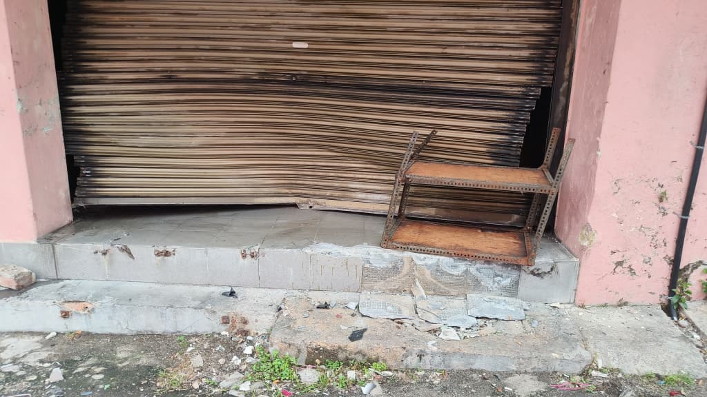 长者驾车猛撞茶室 店铺关门无人伤