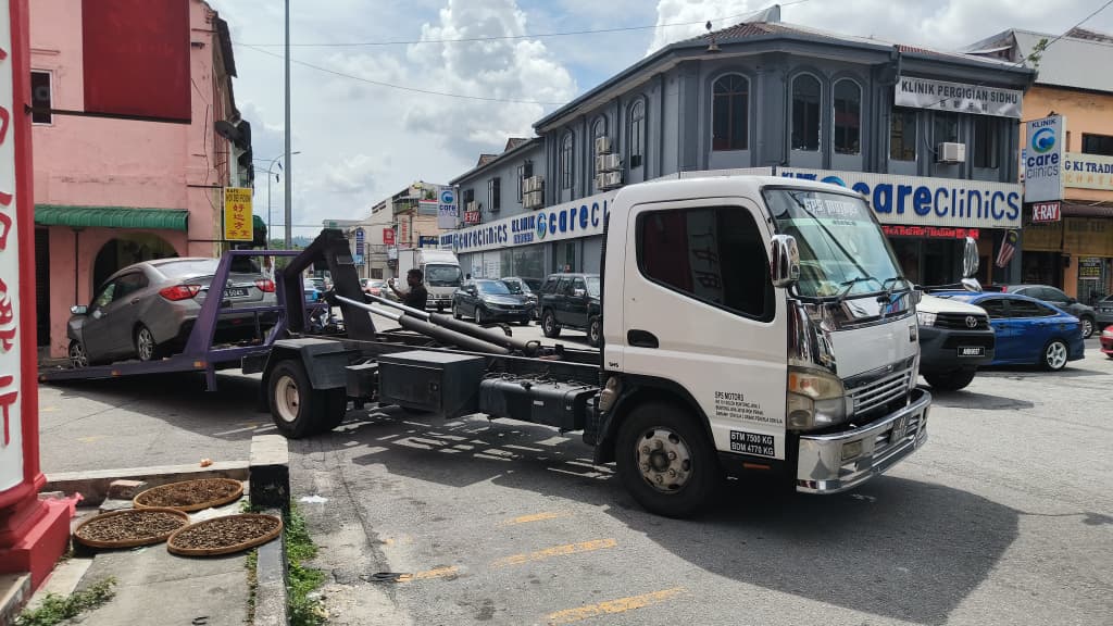 长者驾车猛撞茶室 店铺关门无人伤