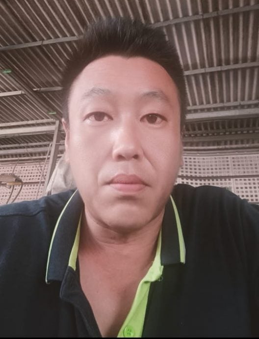 长者驾车猛撞茶室 店铺关门无人伤