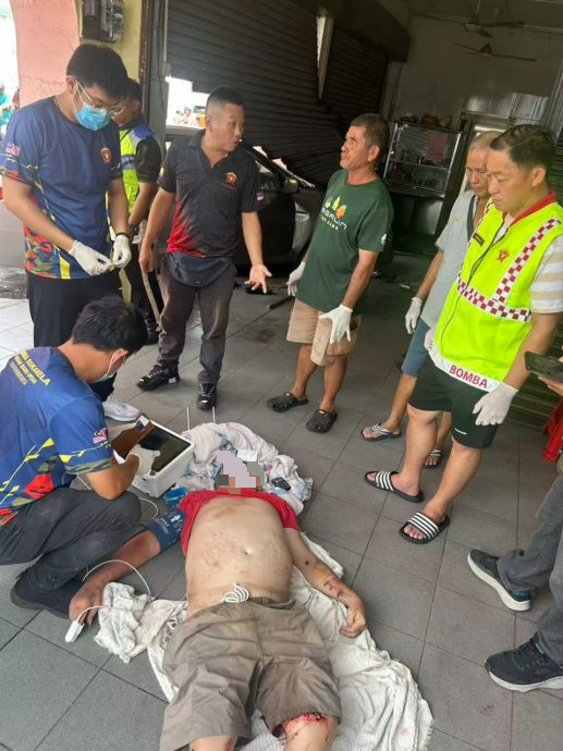 长者驾车猛撞茶室 店铺关门无人伤