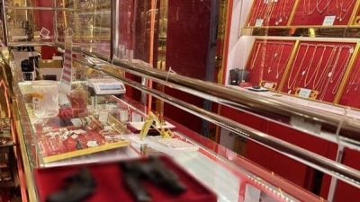 闯金店抢劫被枪伤 成瓮中鳖无处逃 匪徒店内开枪自尽
