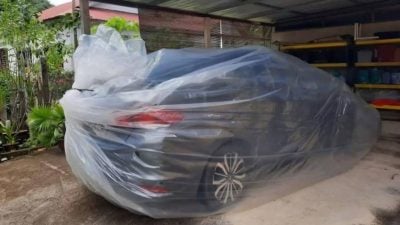 防洪出奇招？ 塑料袋包车引热议