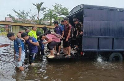 阿都拉曼中学水深至膝盖 警罗里载167师生到考场