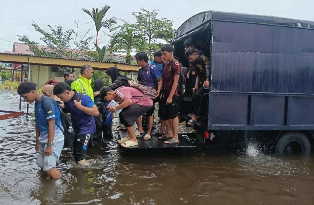 阿都拉曼中学水深至膝盖 警罗里载167师生到考场