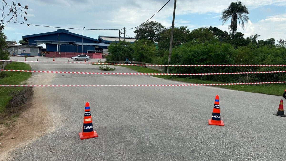 陈俊广：沙占花园住宅区路口出现10尺深坑。